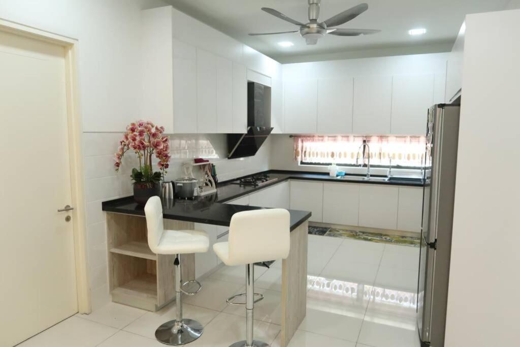 Promo Private Luxurious Nilai Vacation Home Exterior photo